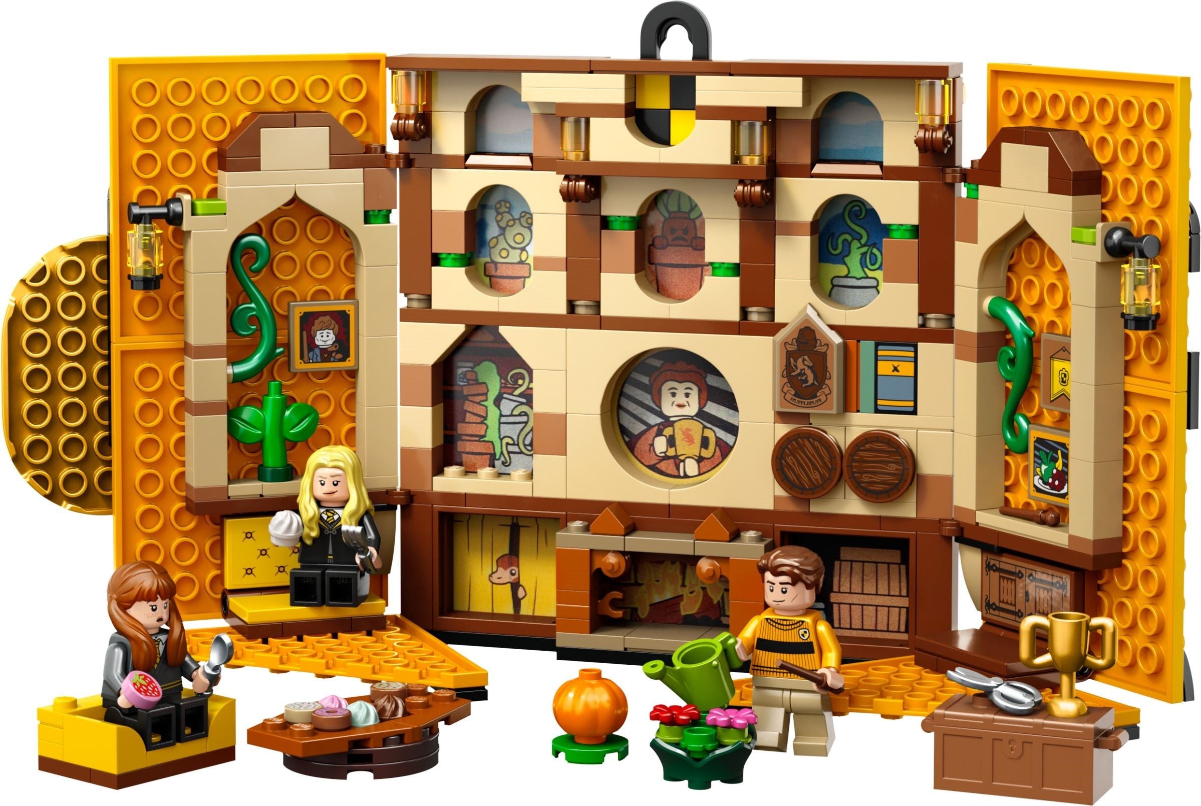 LEGO® Hufflepuff™ house banner